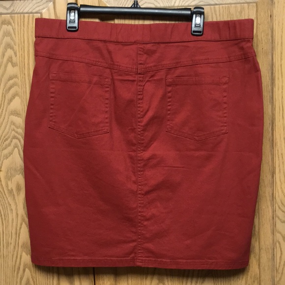 Brick red short summer skirt with elastic waist. - Picture 2 of 8
